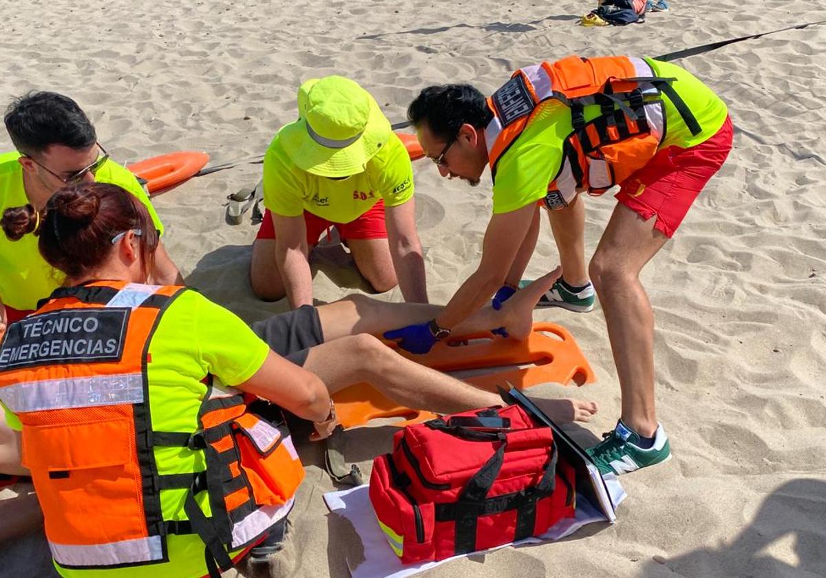 Los socorristas atienden al lesionado en El Campello.