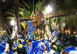 El Cristo del 'Morenet' en procesión por Alicante.