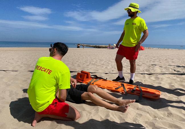 Los socorristas atienden al lesionado en El Campello.