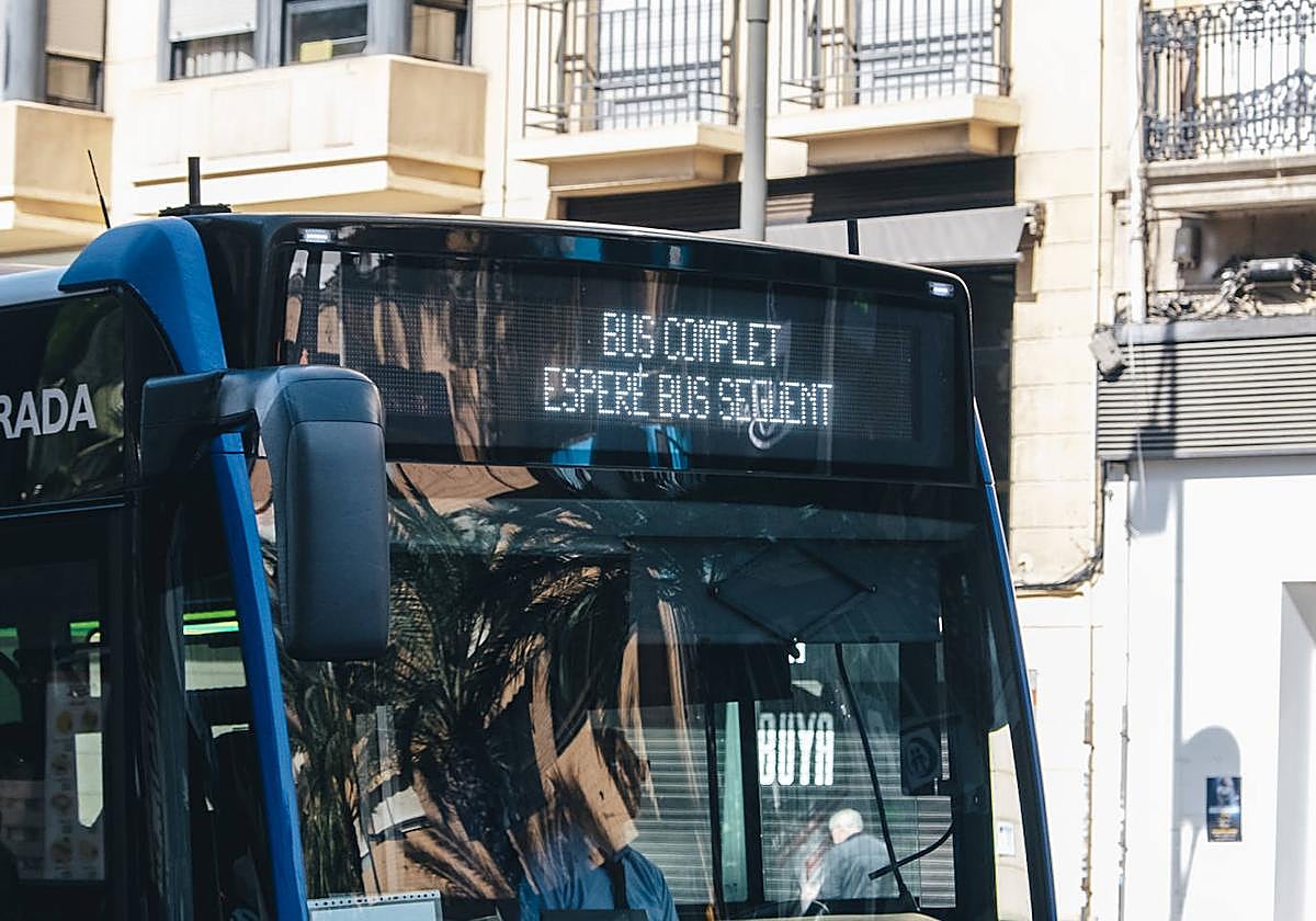 Autobús completo durante el día de huelga.