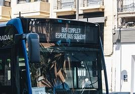 Autobús completo durante el día de huelga.