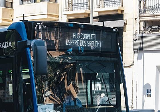 Autobús completo durante el día de huelga.