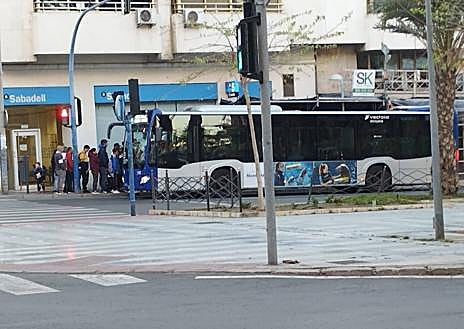 Imagen secundaria 1 - De izquierda a derecha: concentración en las cocheras durante la salida de los primeros buses, colas para subirse a un autobús interurbano en el centro de Alicante y reivindicaciones de los trabajadores expuestas en el Ayuntamiento de San Vicente