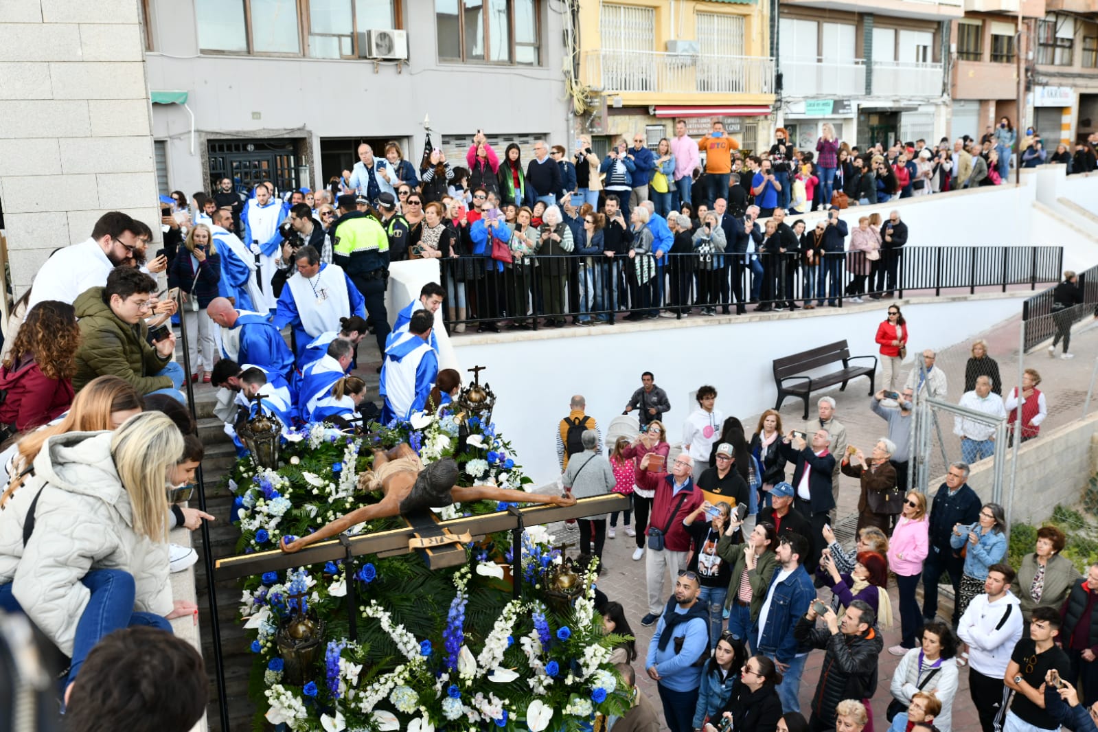 Macarena Olona desfila con El Morenet por el Raval Roig