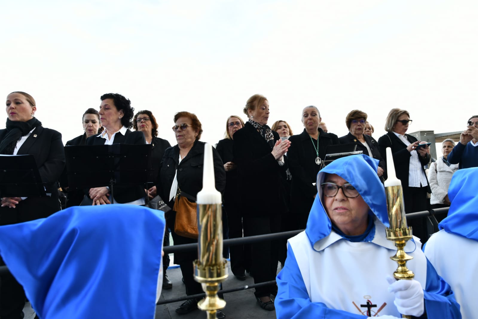 Macarena Olona desfila con El Morenet por el Raval Roig