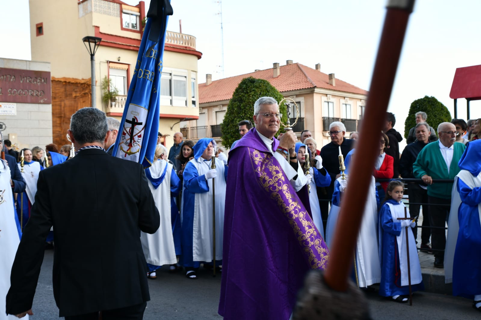 Macarena Olona desfila con El Morenet por el Raval Roig
