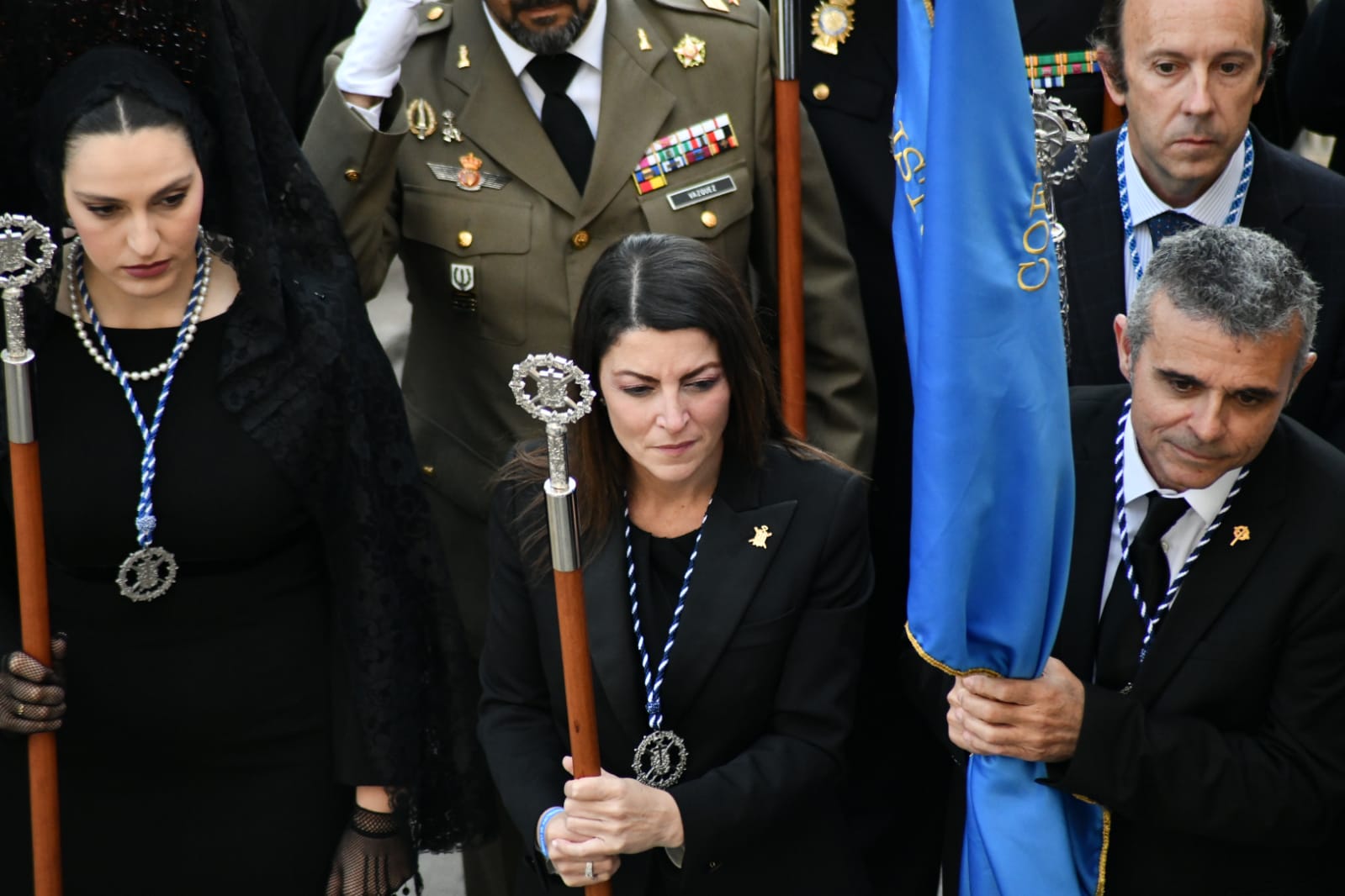 Macarena Olona desfila con El Morenet por el Raval Roig