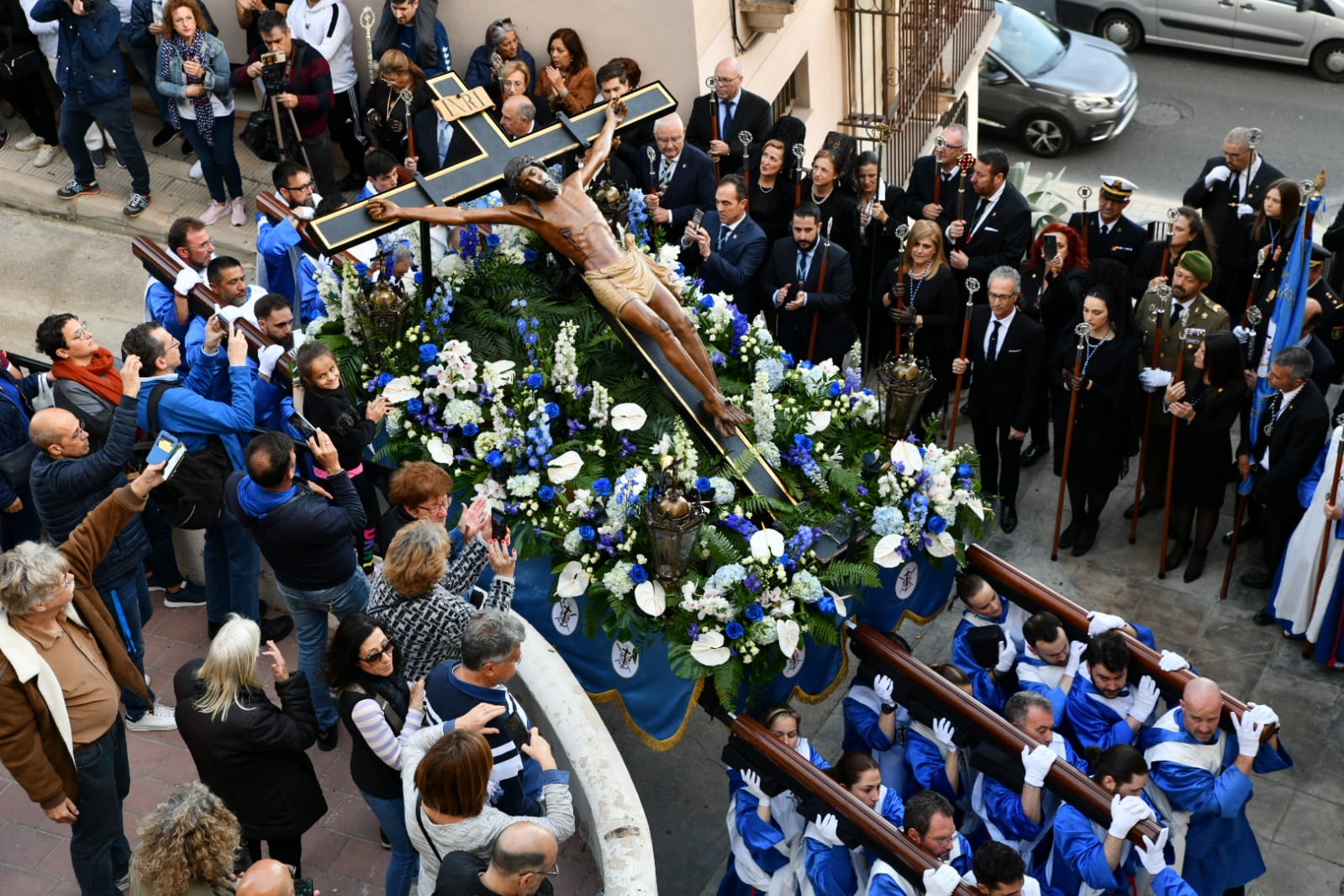 Macarena Olona desfila con El Morenet por el Raval Roig