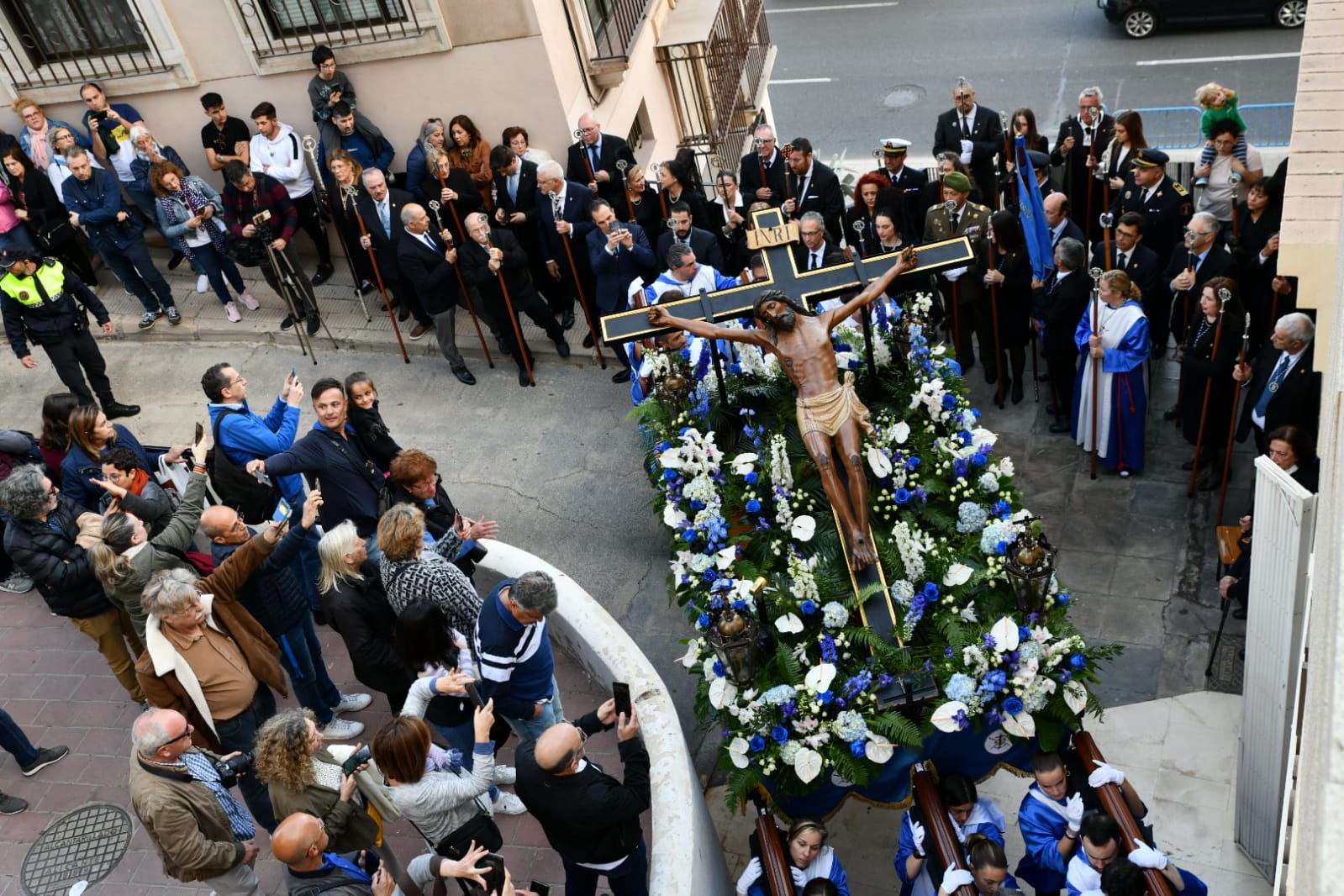 Macarena Olona desfila con El Morenet por el Raval Roig
