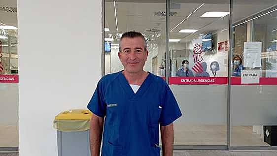 Santiago Quer a las puertas de Urgencias del Hospital de Sant Joan d'Alacant.