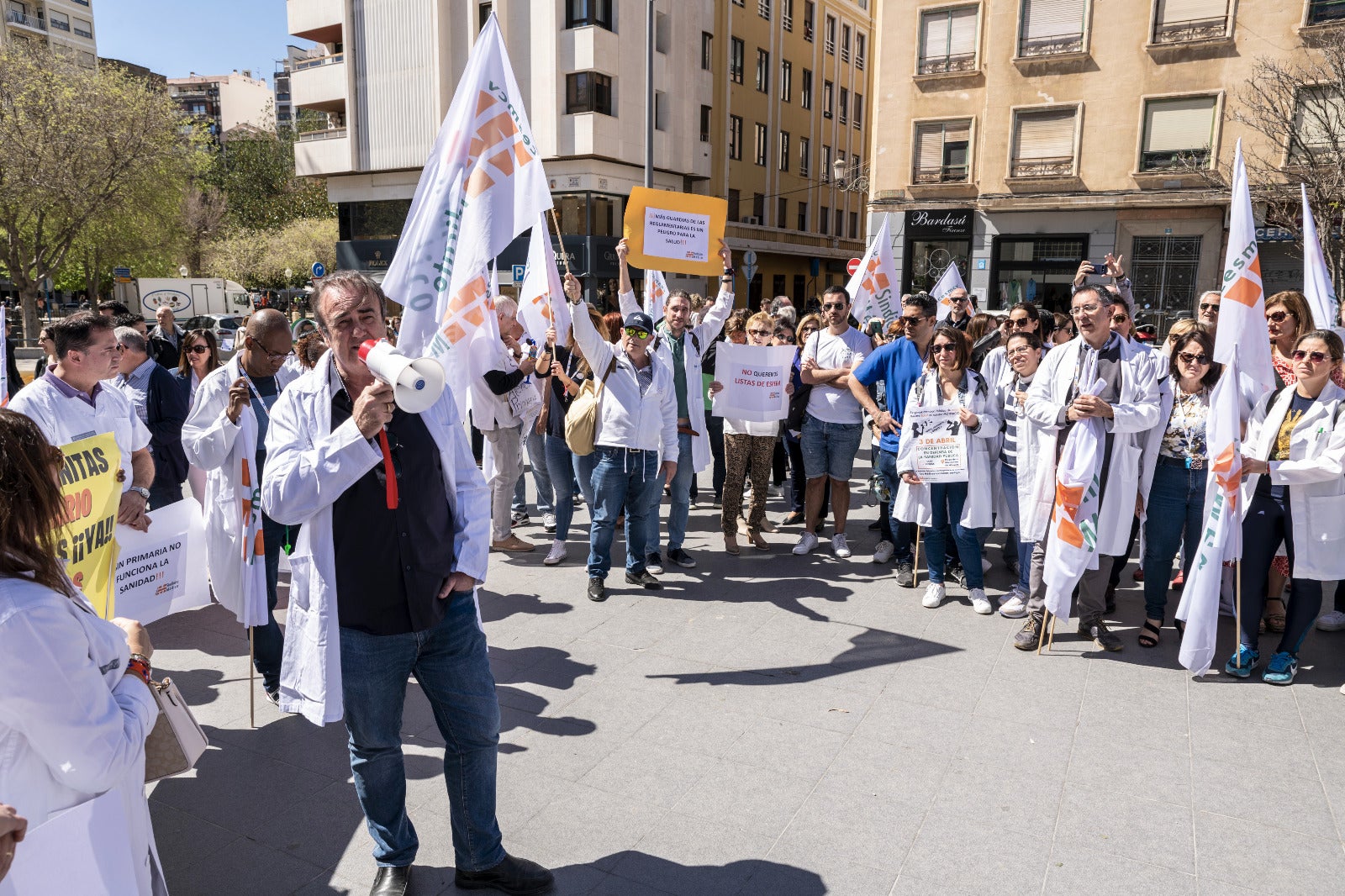 El secretario general del CESM-CV se dirige a los manifestantes.