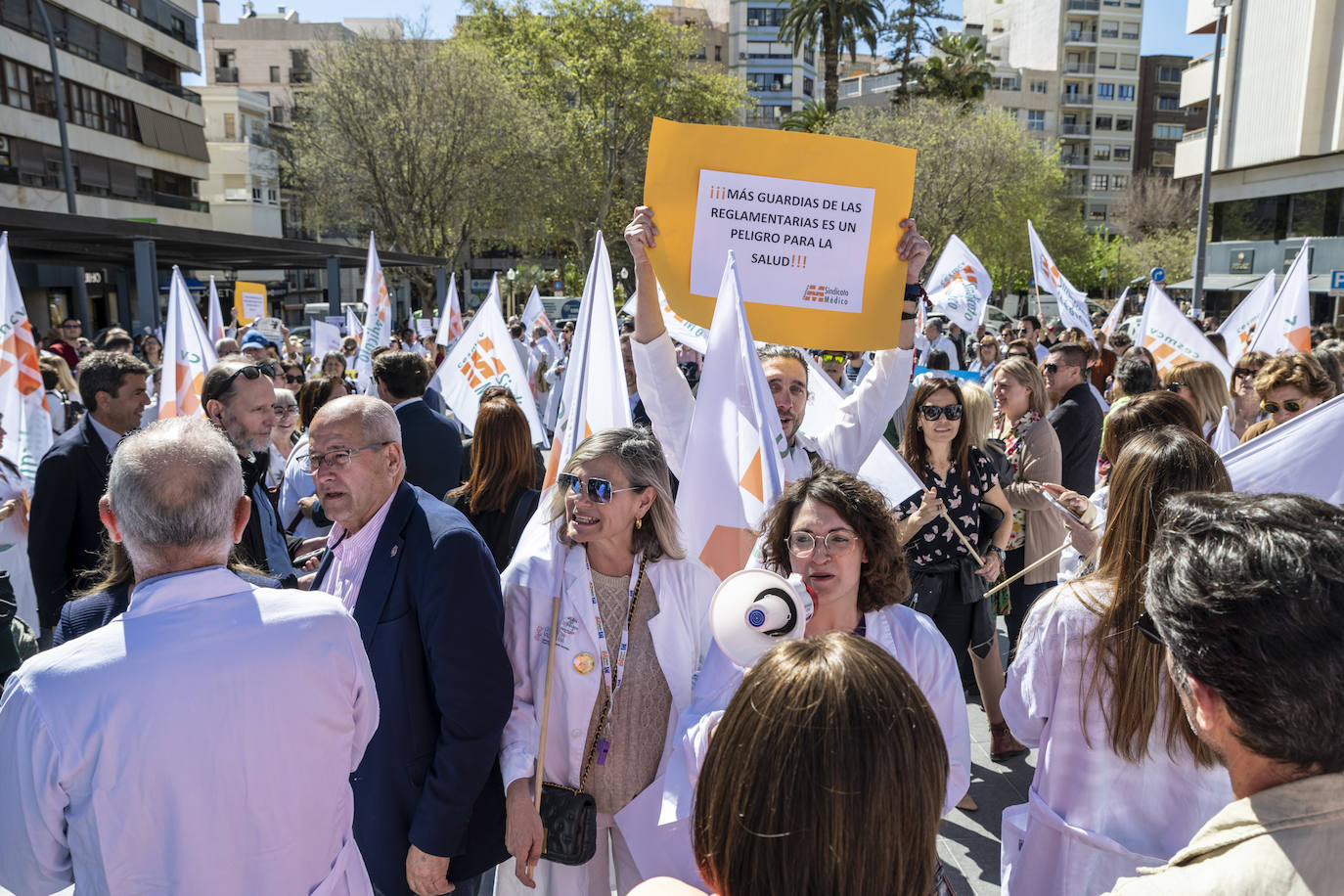 La protesta de los médicos de Alicante en imágenes