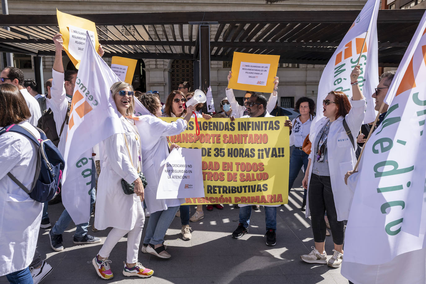 La protesta de los médicos de Alicante en imágenes
