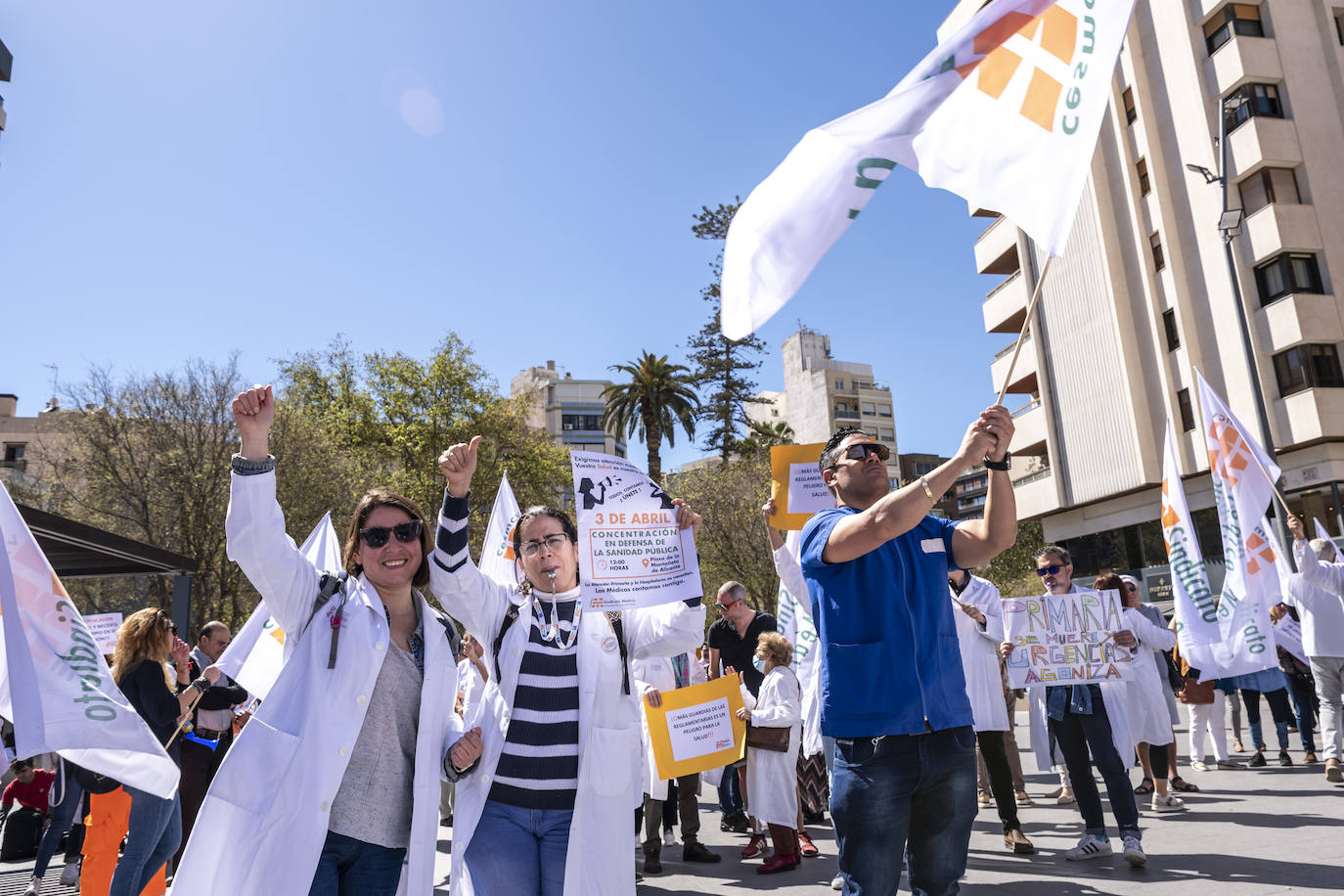La protesta de los médicos de Alicante en imágenes