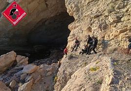 Imagen del rescate de la joven senderista que sufrió una caída en la Cova del Barber