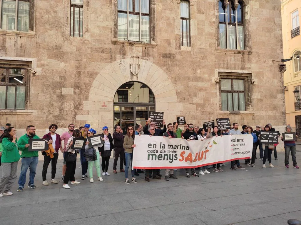 Concentración de la plantilla del departamento dianense en Valencia.