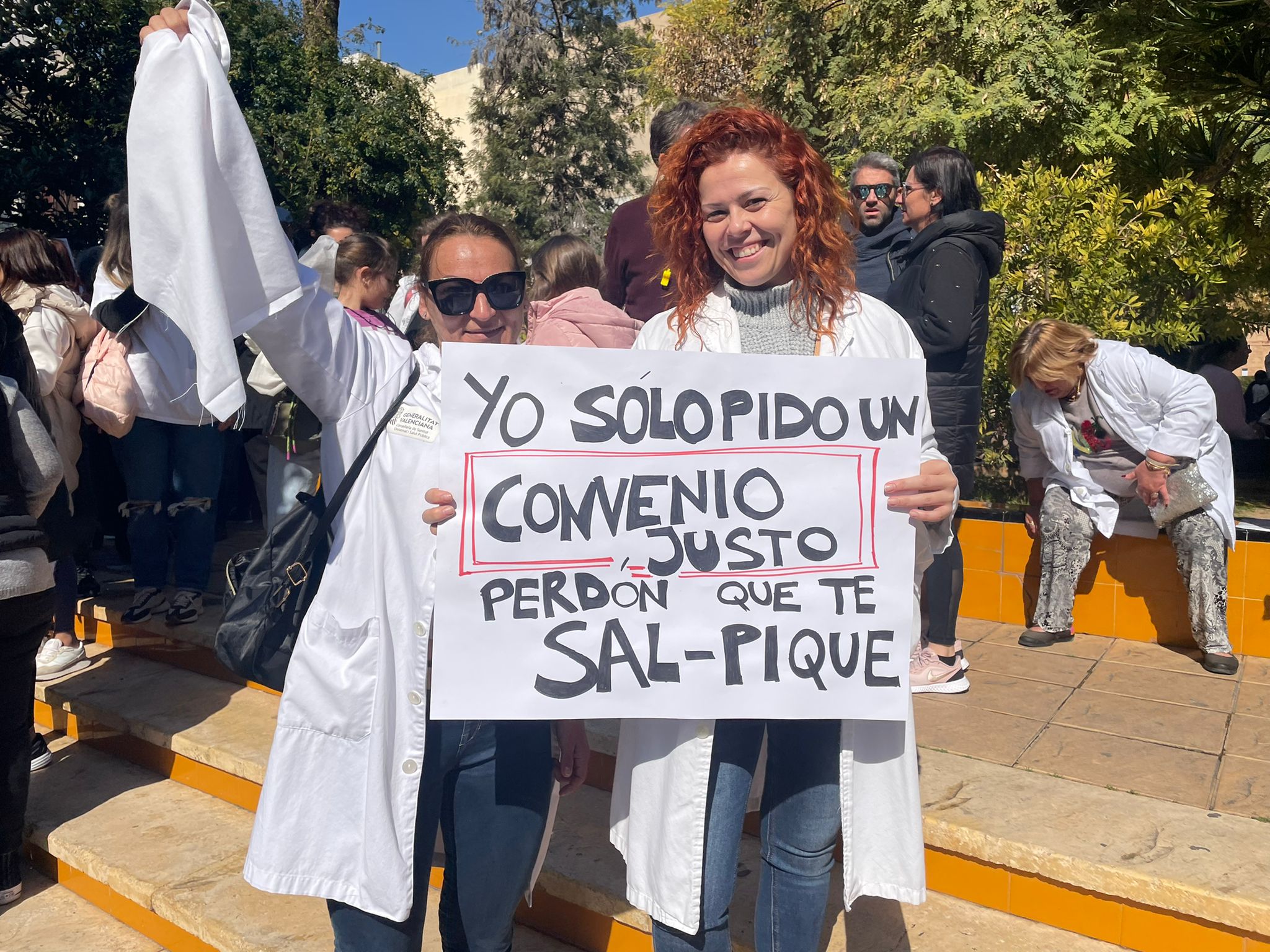 Dos manifestantes en la concentración que tuvo lugar en Torrevieja a principios de marzo.