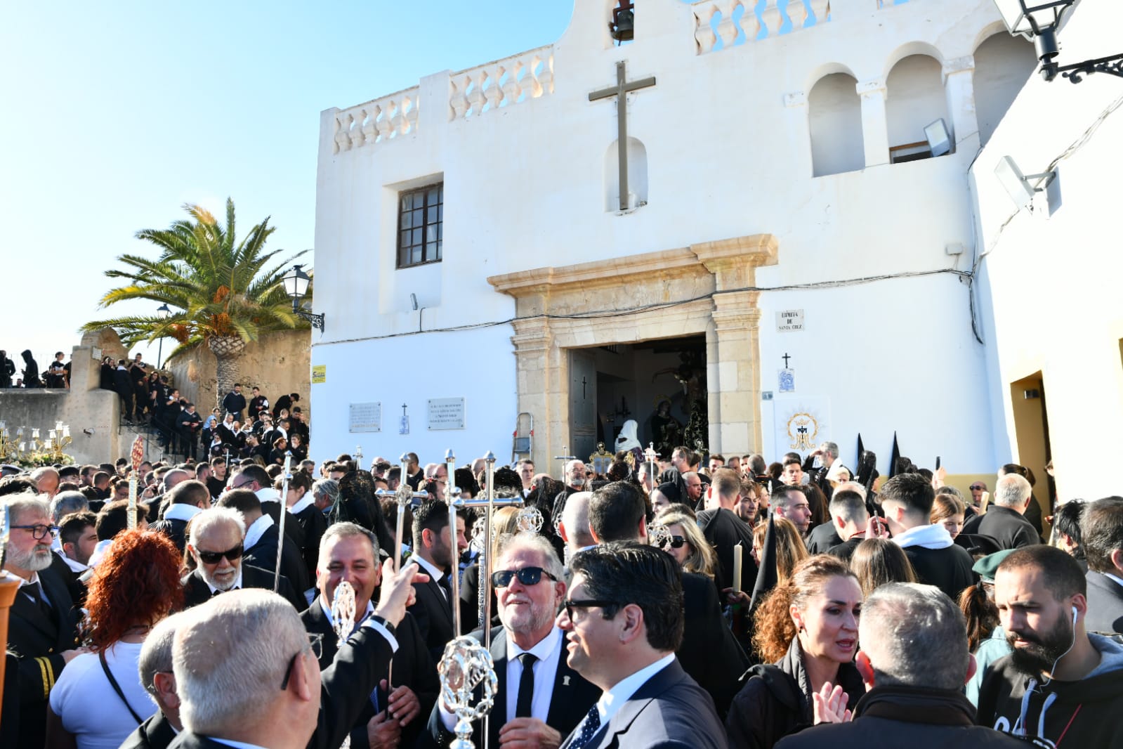 Expectación en la procesión de Santa Cruz en el casco antiguo de Alicante