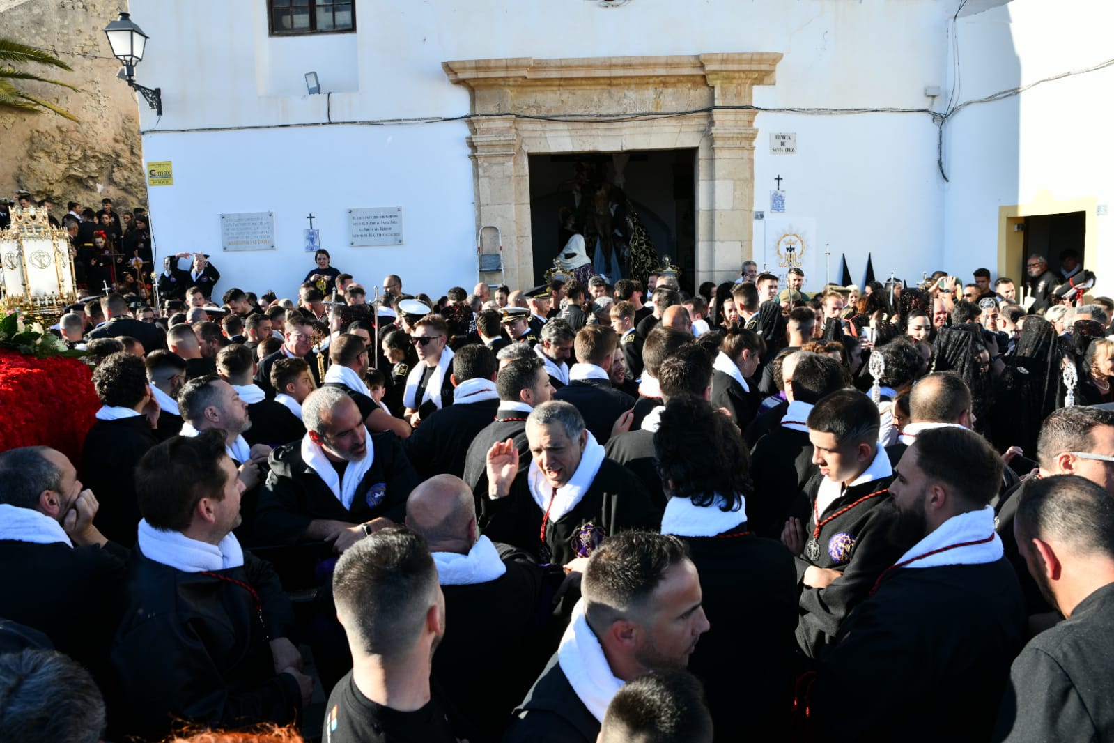 Expectación en la procesión de Santa Cruz en el casco antiguo de Alicante
