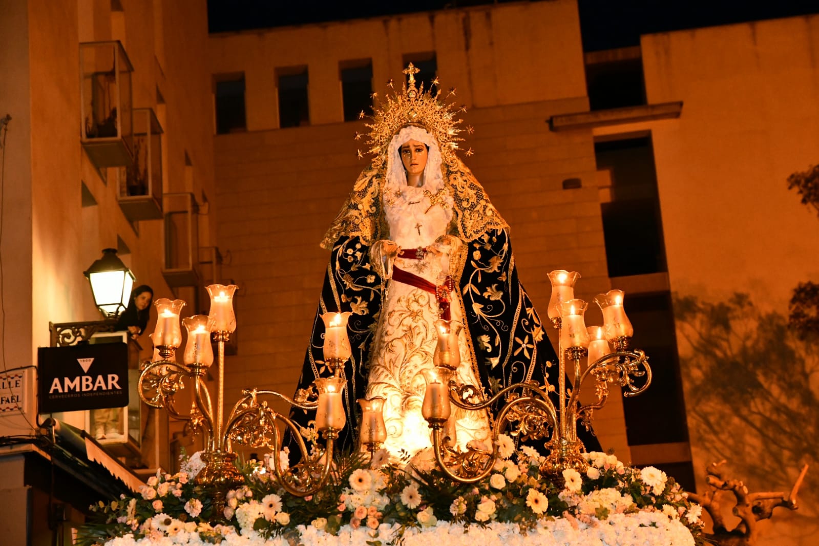Expectación en la procesión de Santa Cruz en el casco antiguo de Alicante