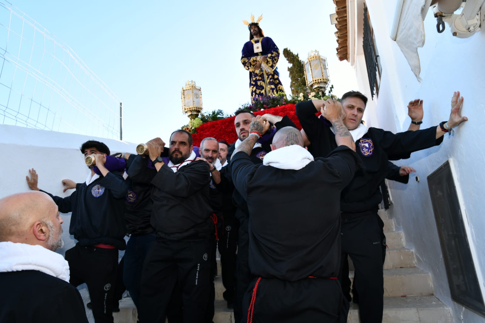 Expectación en la procesión de Santa Cruz en el casco antiguo de Alicante