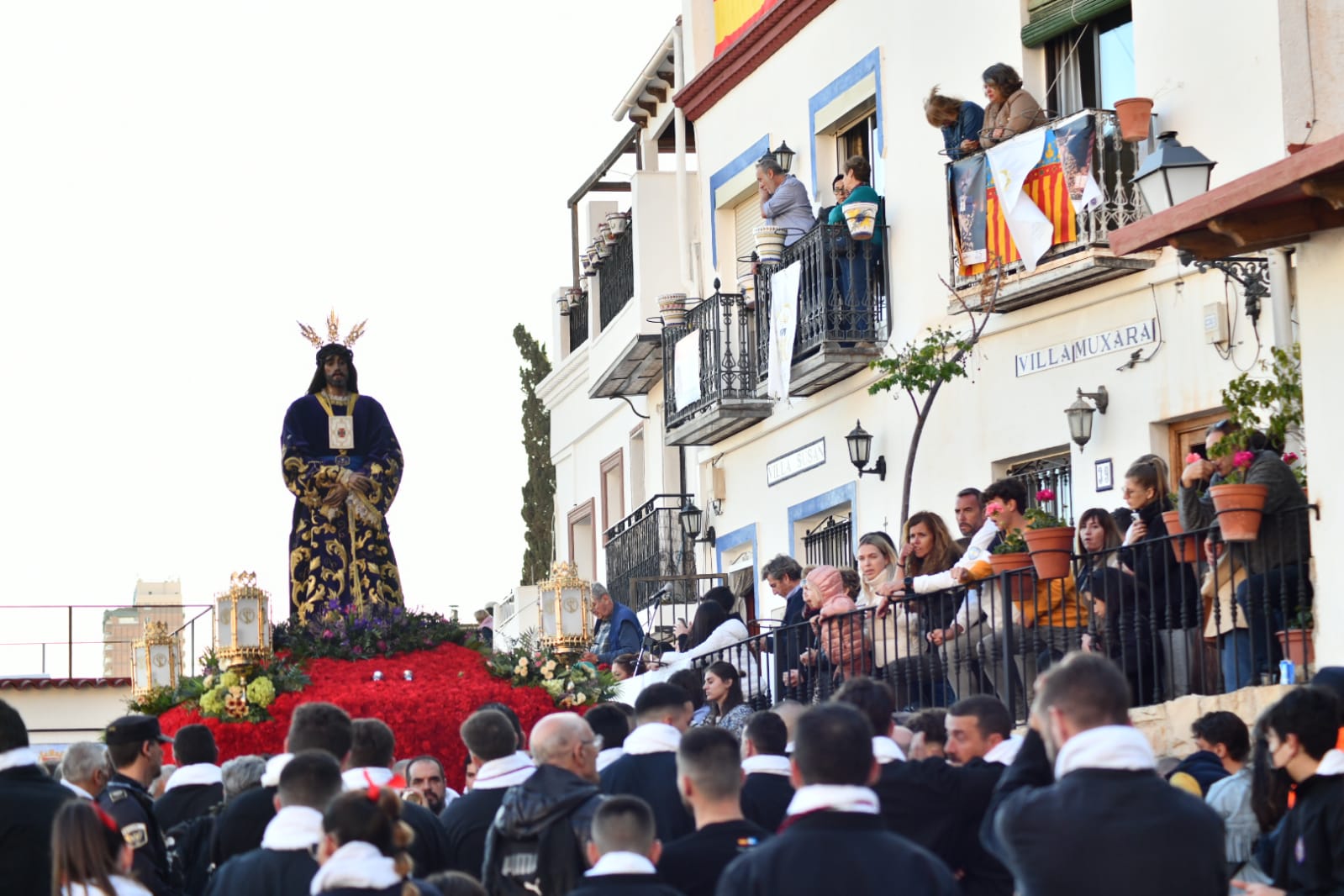 Expectación en la procesión de Santa Cruz en el casco antiguo de Alicante