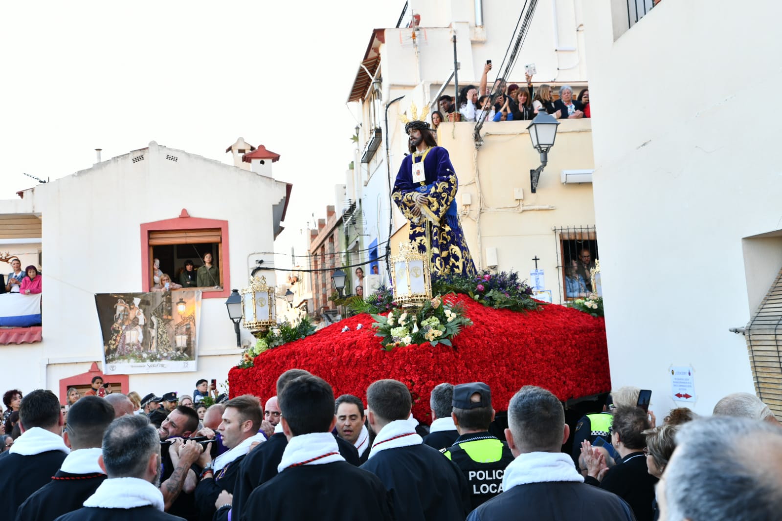 Expectación en la procesión de Santa Cruz en el casco antiguo de Alicante