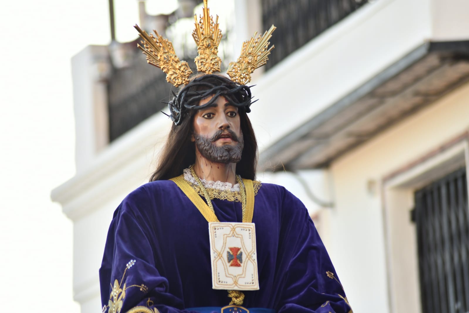 Expectación en la procesión de Santa Cruz en el casco antiguo de Alicante
