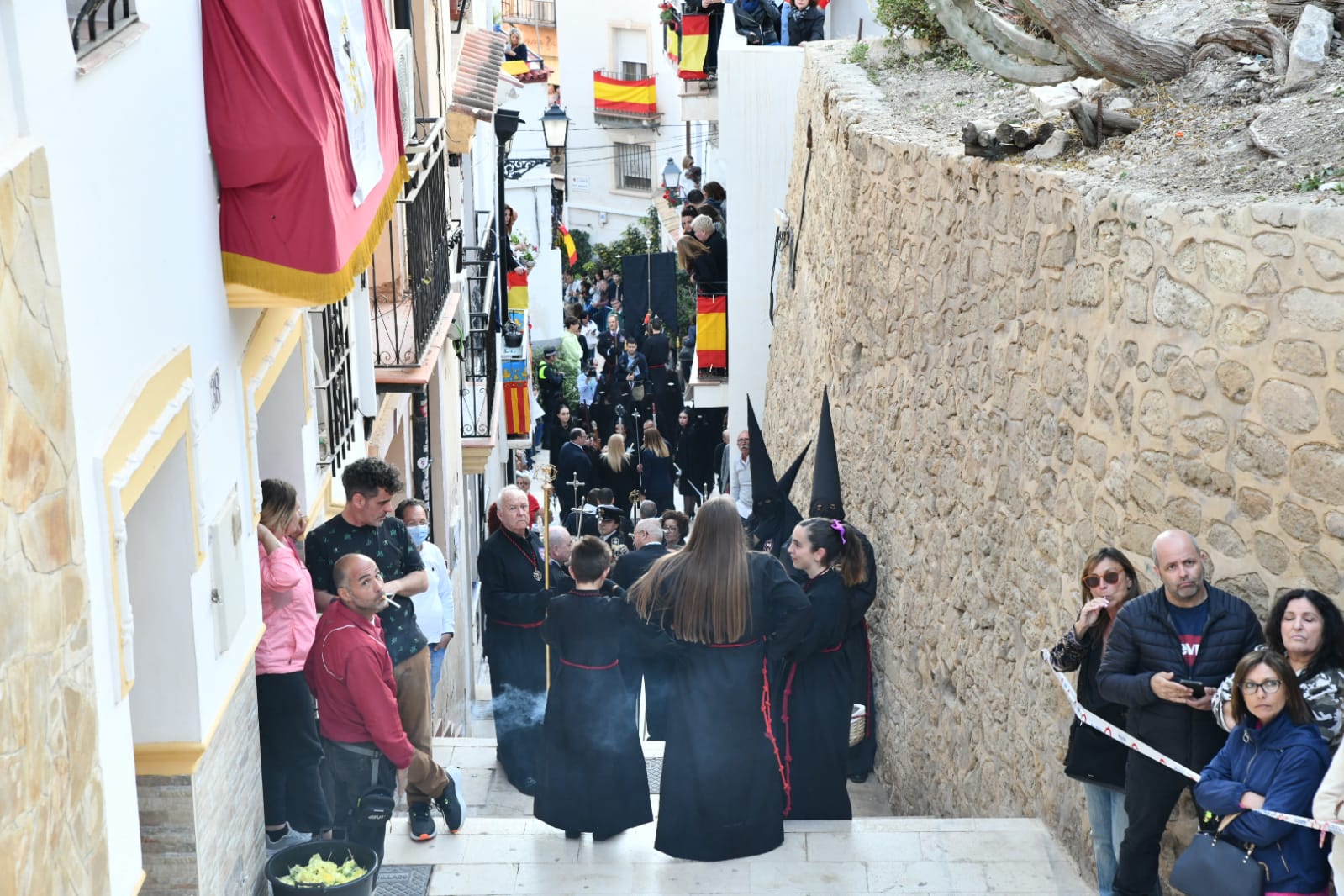 Expectación en la procesión de Santa Cruz en el casco antiguo de Alicante