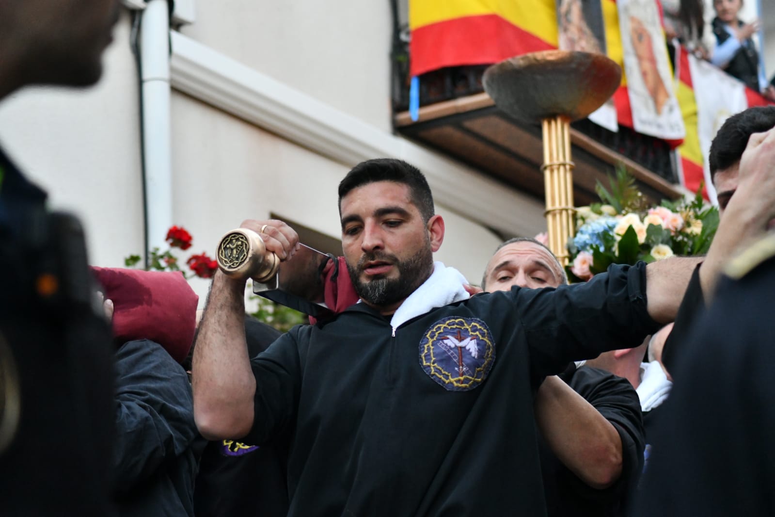Expectación en la procesión de Santa Cruz en el casco antiguo de Alicante