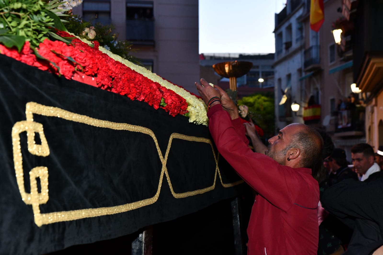 Expectación en la procesión de Santa Cruz en el casco antiguo de Alicante