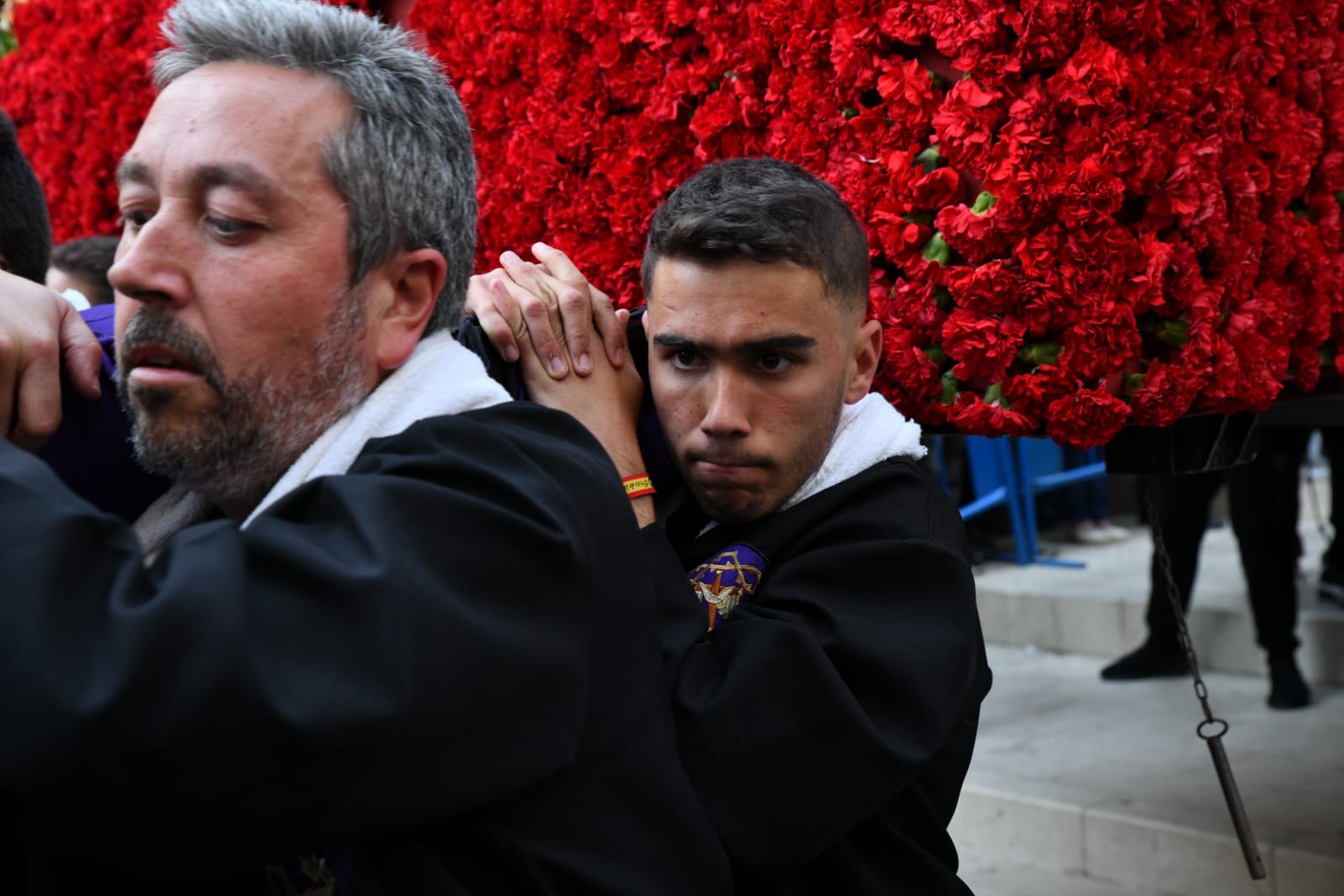 Expectación en la procesión de Santa Cruz en el casco antiguo de Alicante