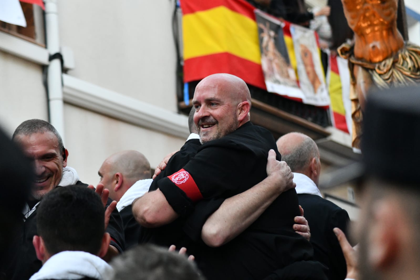 Expectación en la procesión de Santa Cruz en el casco antiguo de Alicante