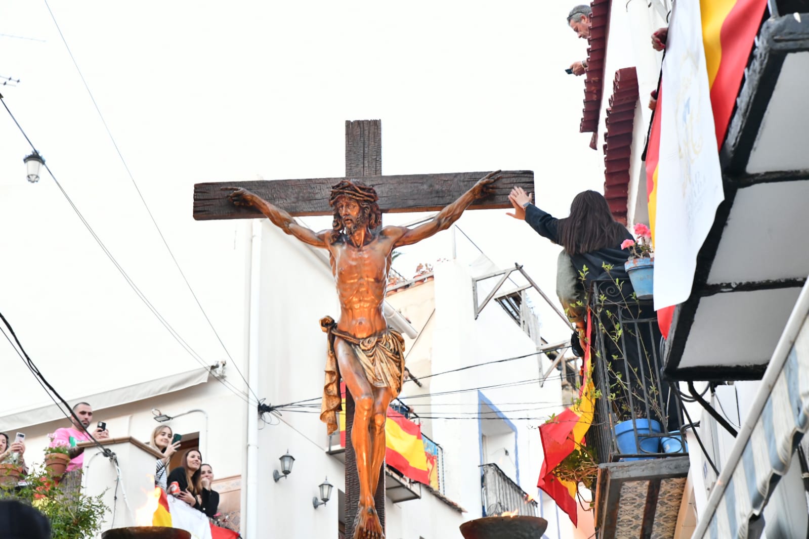 Expectación en la procesión de Santa Cruz en el casco antiguo de Alicante
