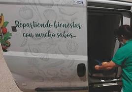 Una de las trabajadoras de este servicio repartiendo la comida