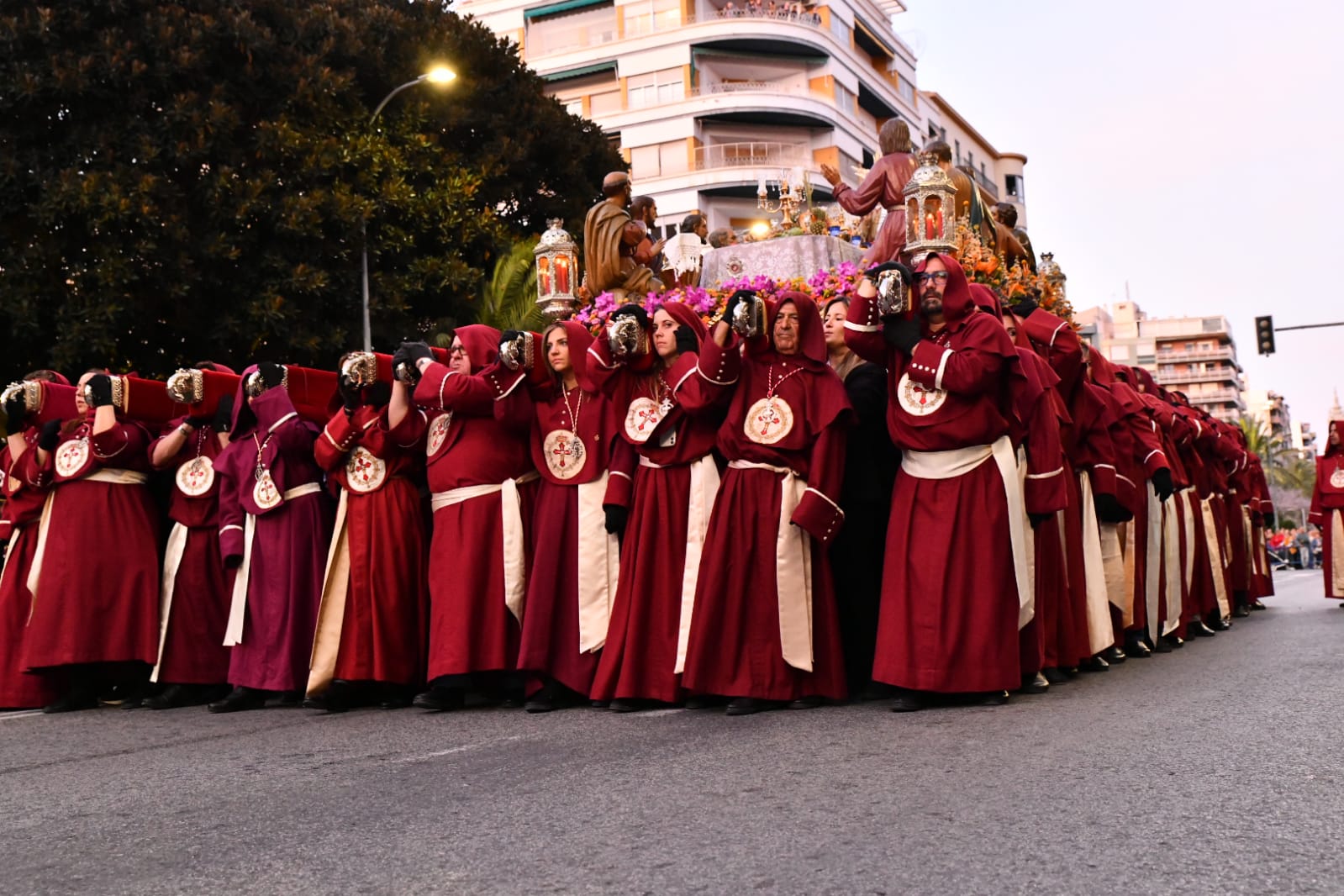 La imponente Santa Cena vuelve a las calles de Alicante