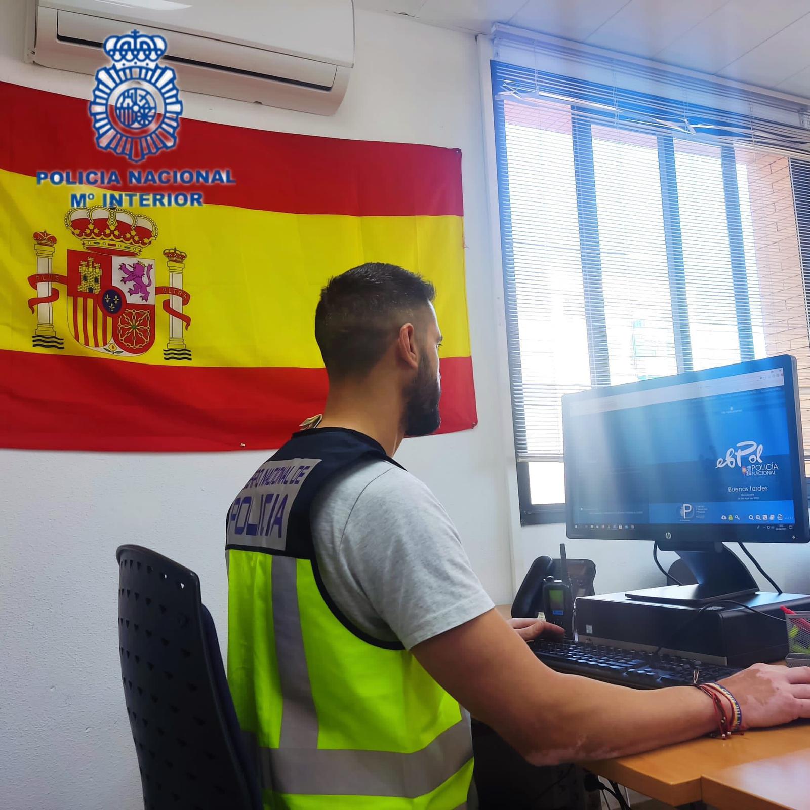 Uno de los agentes que han participado en la localización y detención del autor de los robos