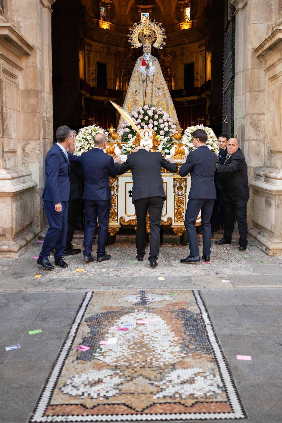La Procesión de las Aleluyas tiñe de color el Domingo de Pascua en Elche