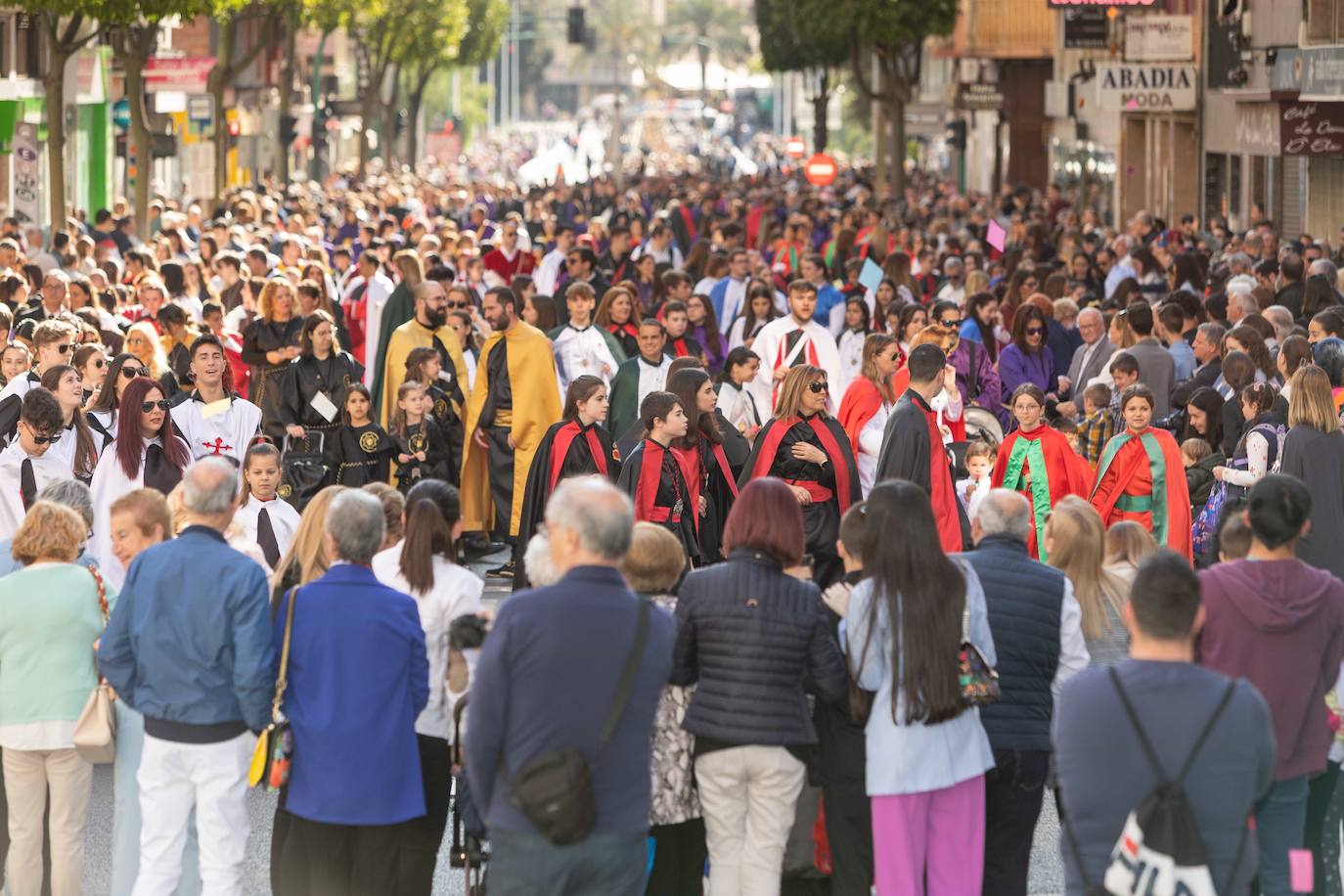 La Procesión de las Aleluyas tiñe de color el Domingo de Pascua en Elche