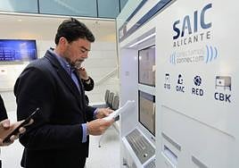 El alcalde de Alicante, Luis Barcala, en el ciberkiosko de la calle Cervantes.