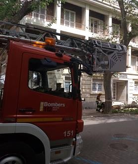 Imagen secundaria 2 - Efectivos de la Policía Local y los bomberos. 