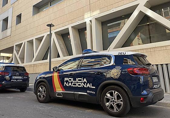 Coches patrulla a la puerta de la Comisaría Provincial.