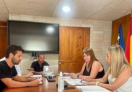La concejal de Mercados, Lidia López, reunida con la Asociación de Comerciantes Concesionarios en Mercados Municipales de Alicante.