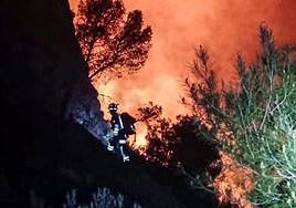 Un boombero atiende lucha contra el fuego