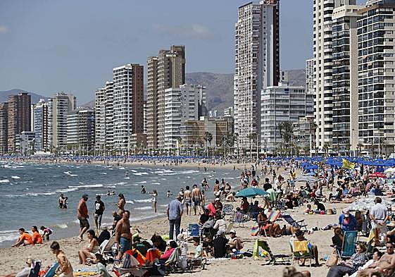 Playa de Benidorm con gente disfrutando de las temperaturas