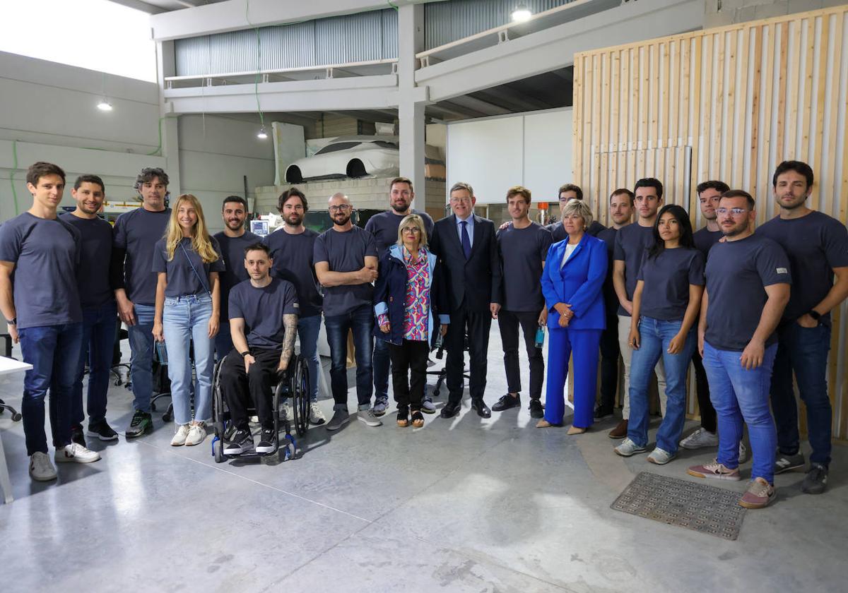 El presidente de la Generalitat, Ximo Puig, durante la visita a una fábrica de automóviles eléctricos en Santa Pola.