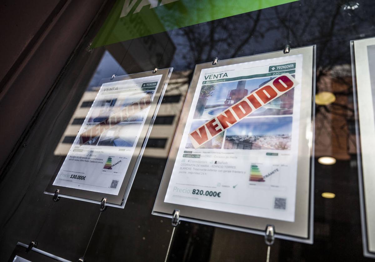 Carteles de vivienda en una inmobiliaria