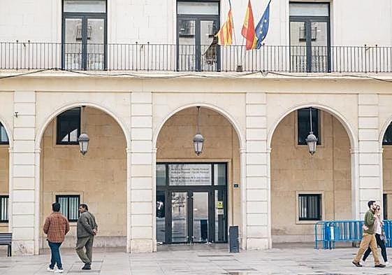 Puerta de la Audiencia Provincial de Alicante.
