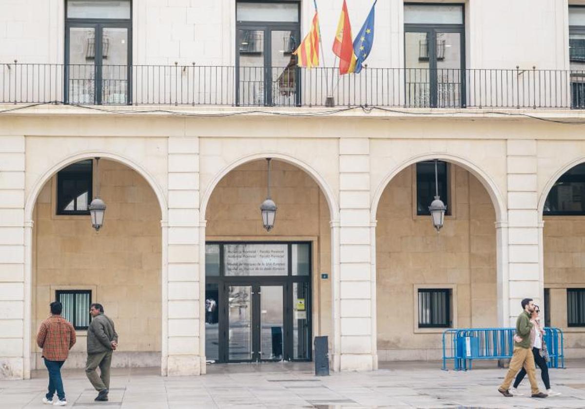 Puerta de la Audiencia Provincial de Alicante.