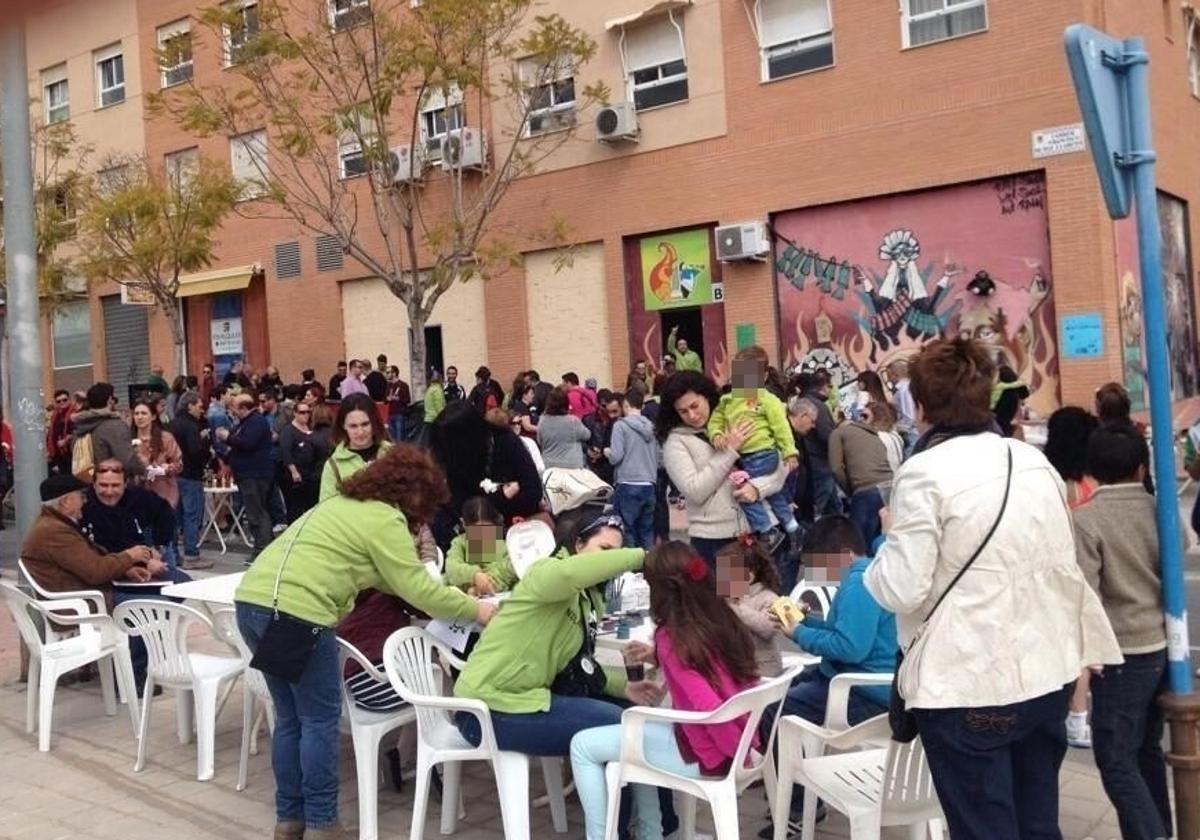 Un almuerzo popular celebrado en la hoguera Baver-Els Antigons.